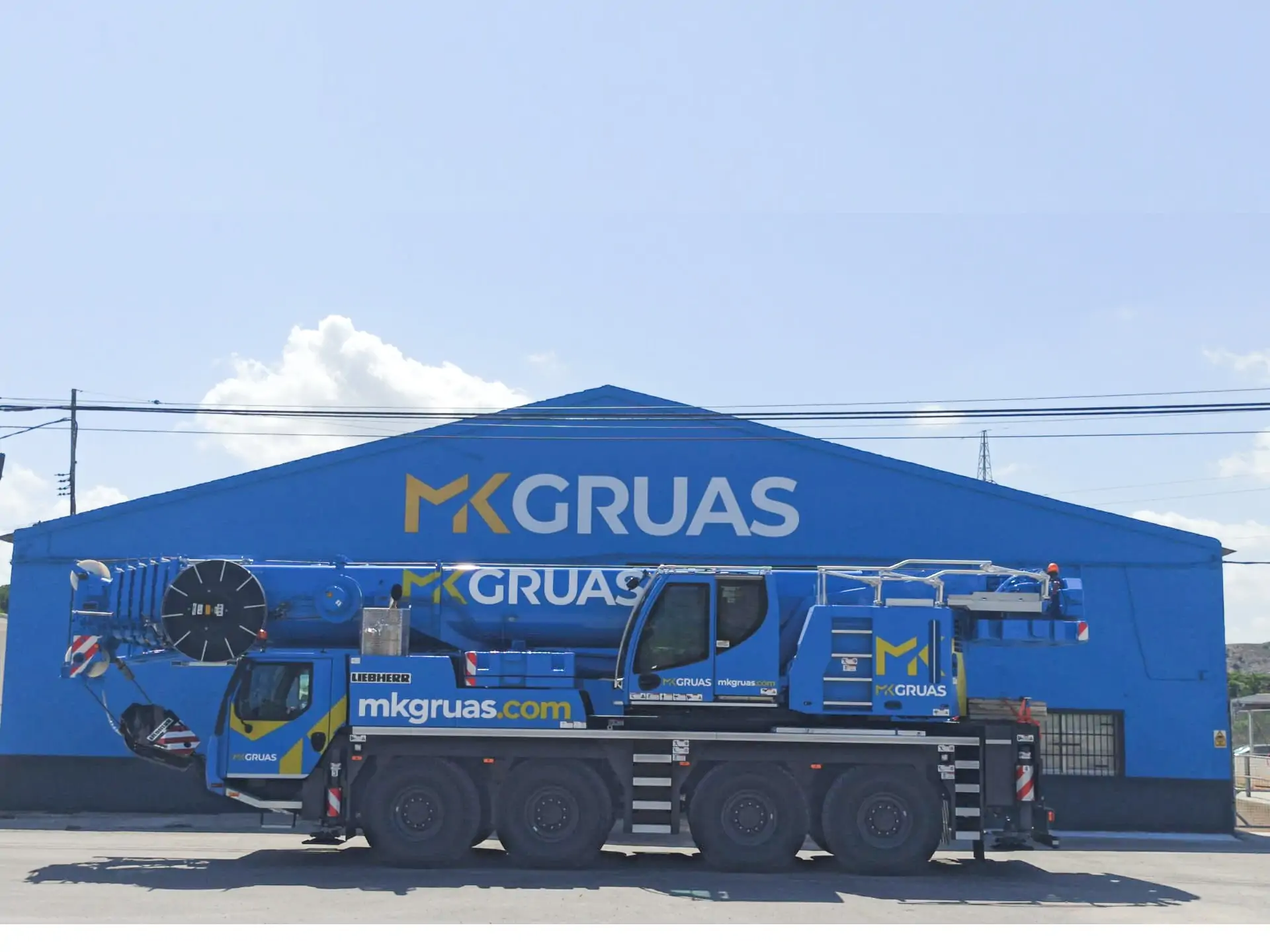 Mk Grúas e Ingeniería. Murcia y Alicante. Grúa telescópica equipada con doble cabrestante y plumín de montaje.