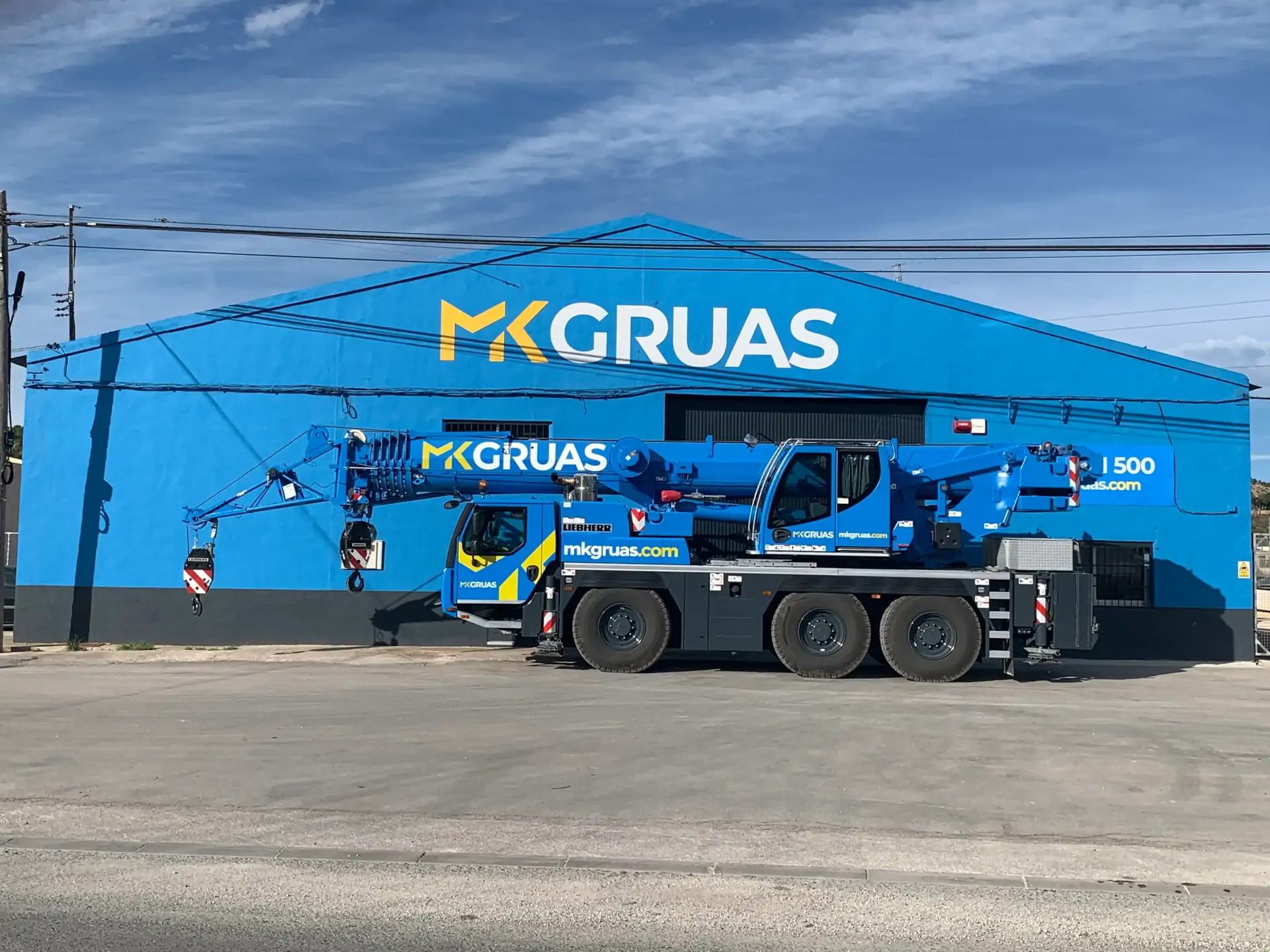 Mk Grúas e Ingeniería. Murcia y Alicante. Grúa telescópica equipada con doble cabrestante y plumín de montaje