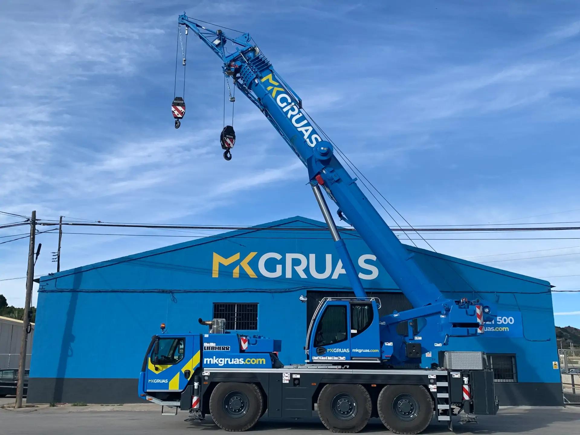 Mk Grúas e Ingeniería. Murcia y Alicante. Grúa telescópica equipada con doble cabrestante y plumín de montaje